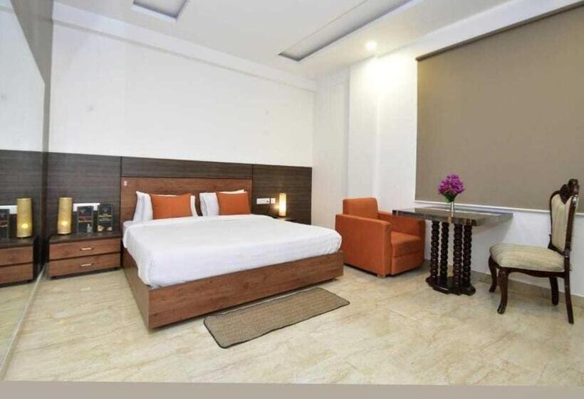 Oyo 81082 Hotel Sukoon