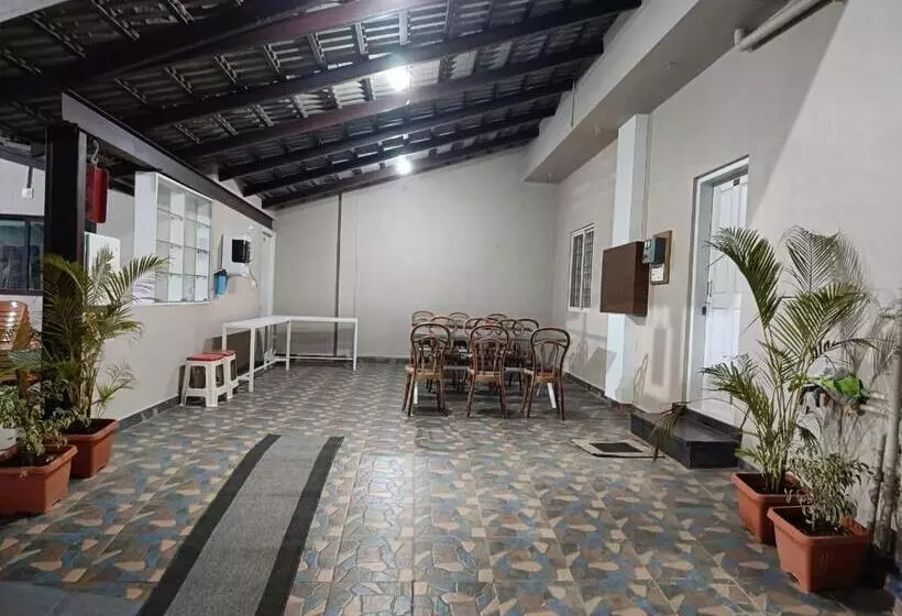 Lomakeskus Thrilok Vihar