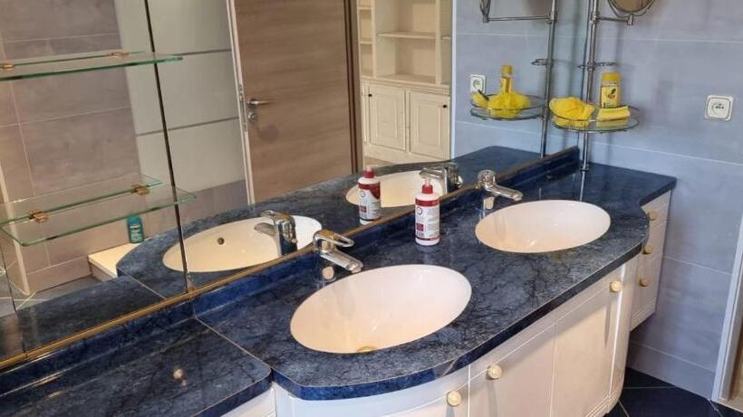 住宿加早餐  La Villa Jacuzzi Et Cinéma Les 300 à 15 Min De Paris Jo 2024 Et Du Stade De France Tarifs Privileges