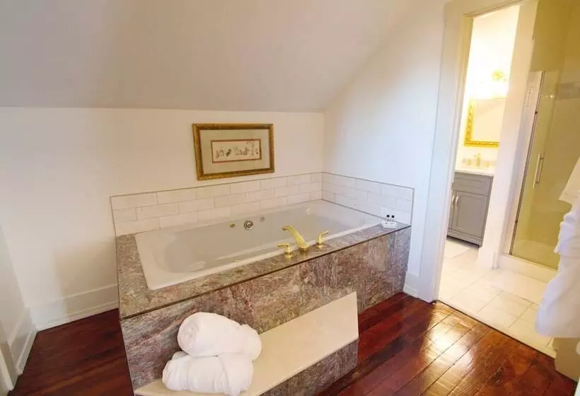 تختخواب و صبحانه Louisville Bourbon Inn