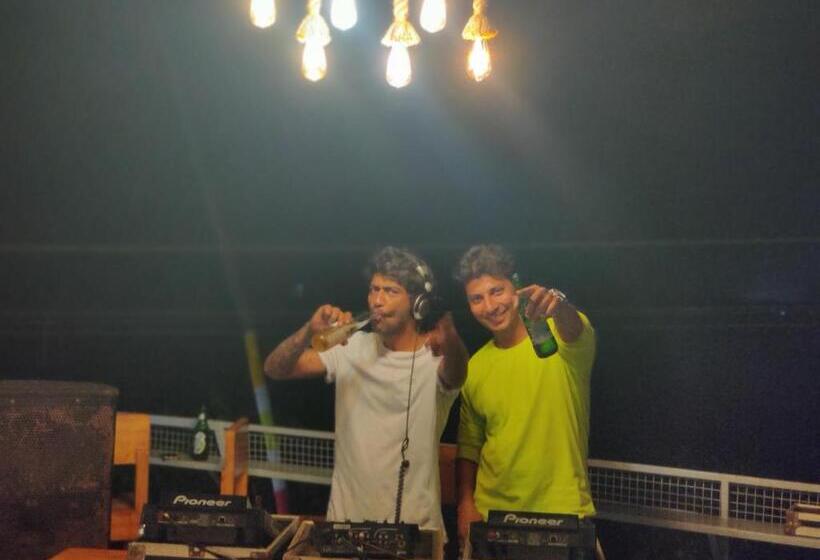 Bon Voyage Sea View Hostel