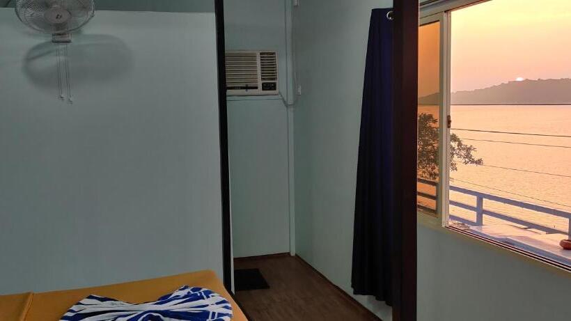 Bon Voyage Sea View Hostel