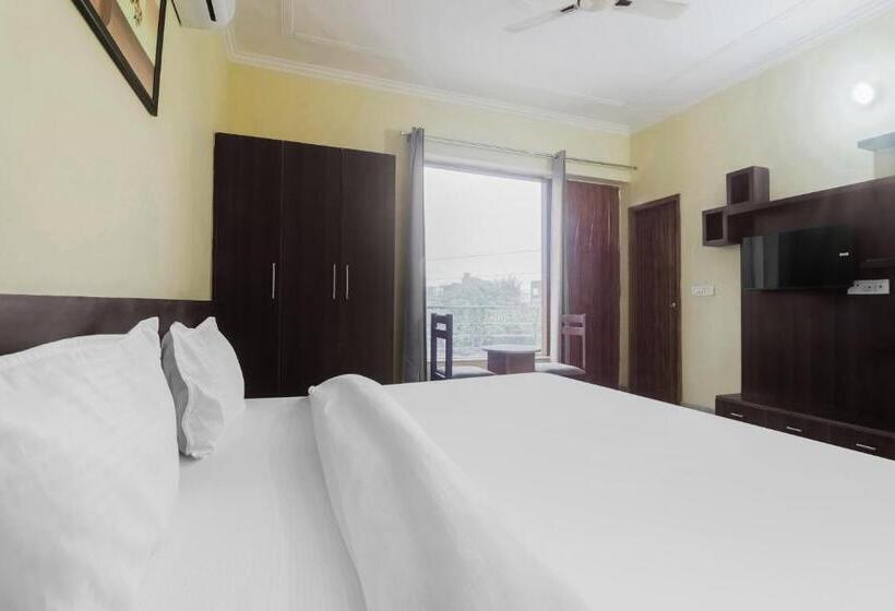 Collection O Hotel Majestic Inn