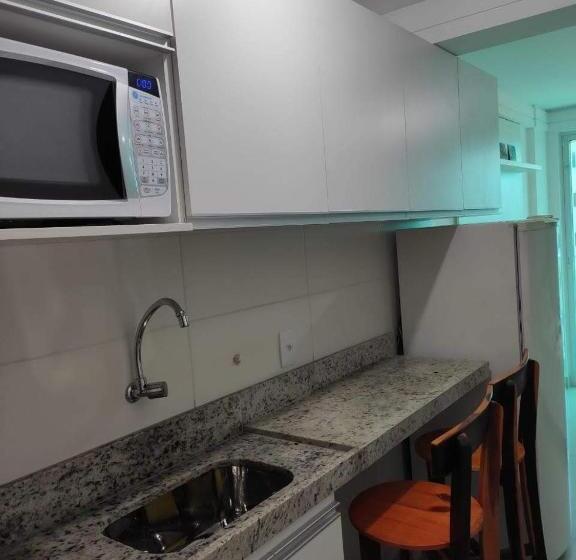 Confortável Flat Com Piscina De Borda Infinita Na Cobertura