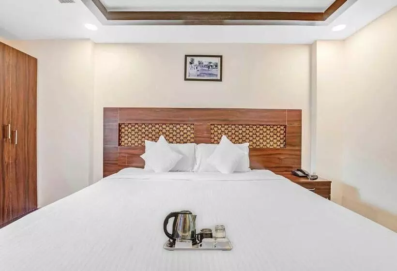 هتل Collection O Palace Inn