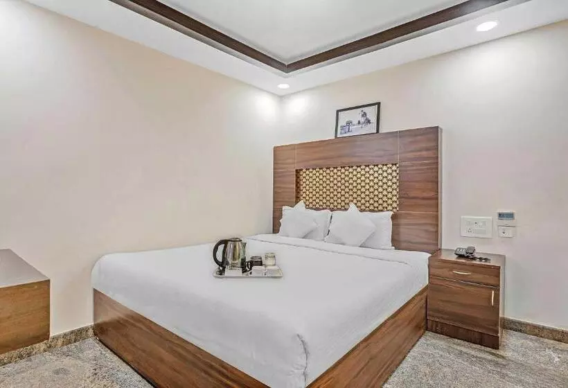هتل Collection O Palace Inn