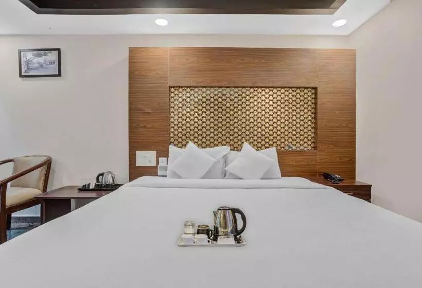 هتل Collection O Palace Inn