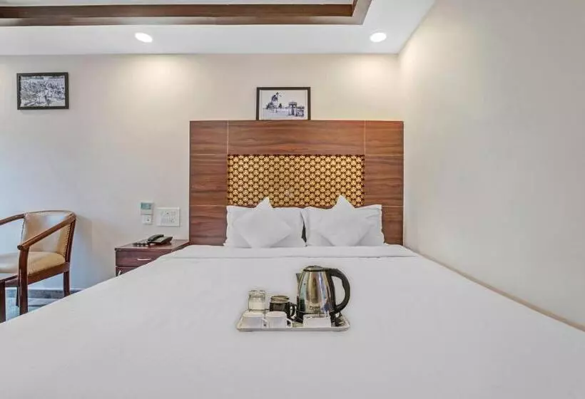 هتل Collection O Palace Inn