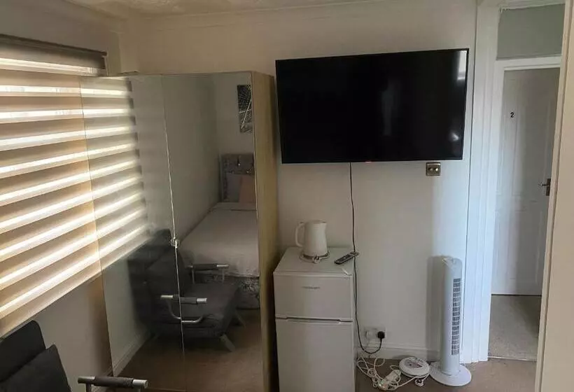 هتل کپسول Alder En Suite Self Catering With Private Shower 3