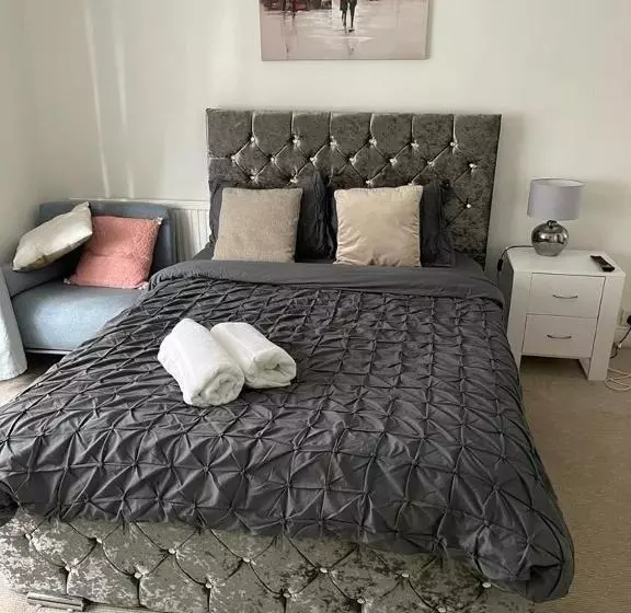 هتل کپسول Alder En Suite Self Catering With Private Shower 3