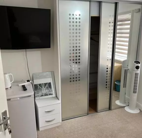 هتل کپسول Alder En Suite Self Catering With Private Shower 3