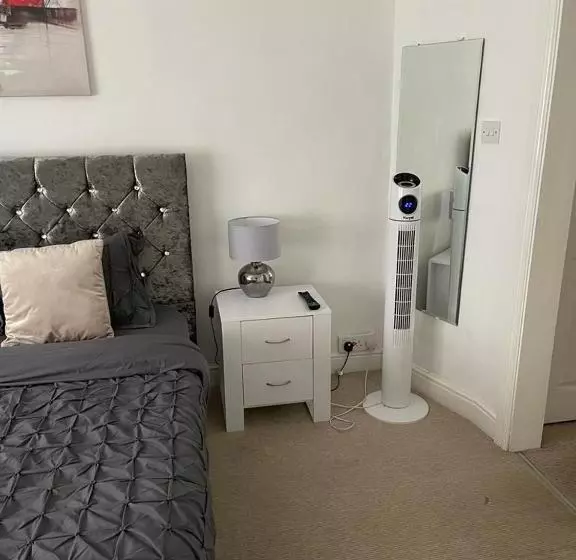 هتل کپسول Alder En Suite Self Catering With Private Shower 3