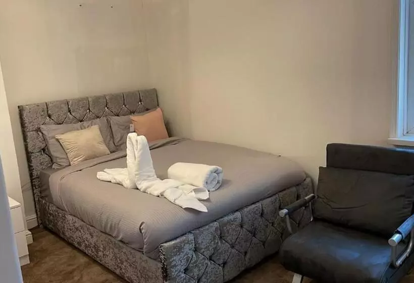هتل کپسول Alder En Suite Self Catering With Private Shower 3