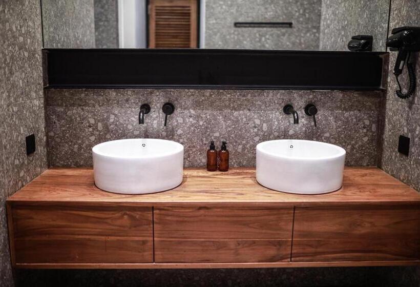 فندق The Salty Pelican Yoga & Surf Retreat