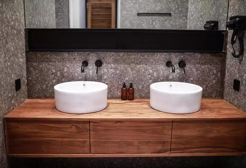 Hotelli The Salty Pelican Yoga & Surf Retreat