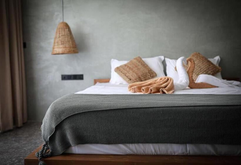 فندق The Salty Pelican Yoga & Surf Retreat