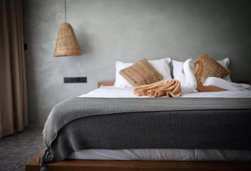 Hotelli The Salty Pelican Yoga & Surf Retreat