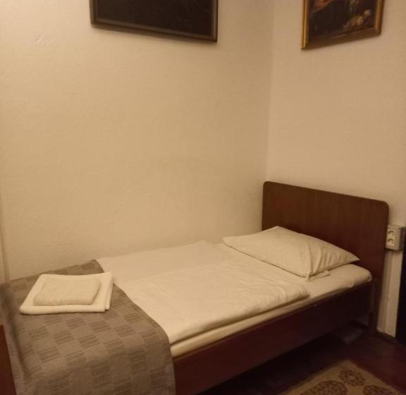 פנסיון La Amadeus & Monica