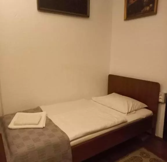 Majatalo La Amadeus & Monica