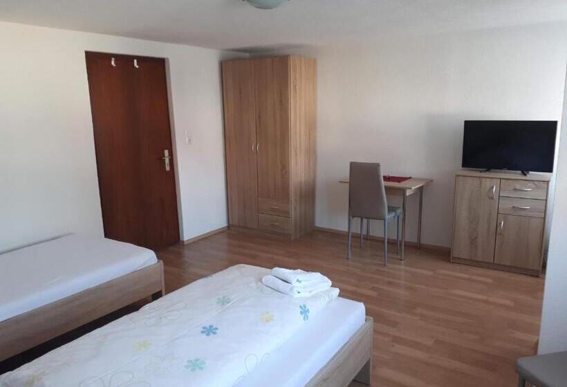 פנסיון Monteurhotel B27