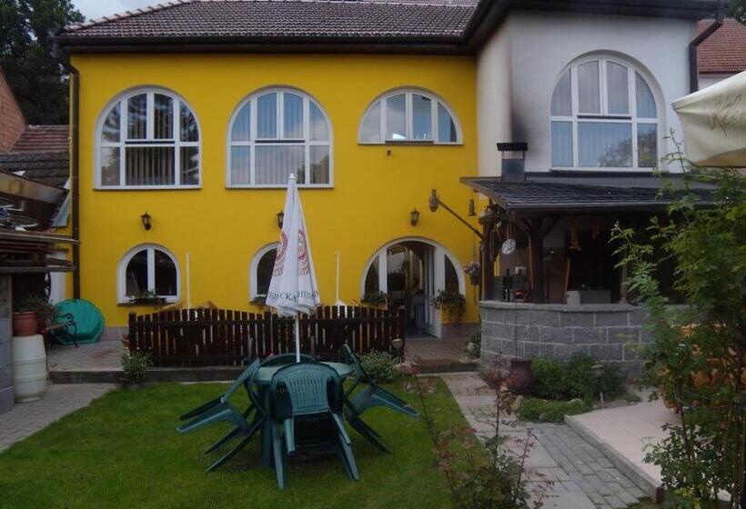 호스텔 Penzion U Urbanů