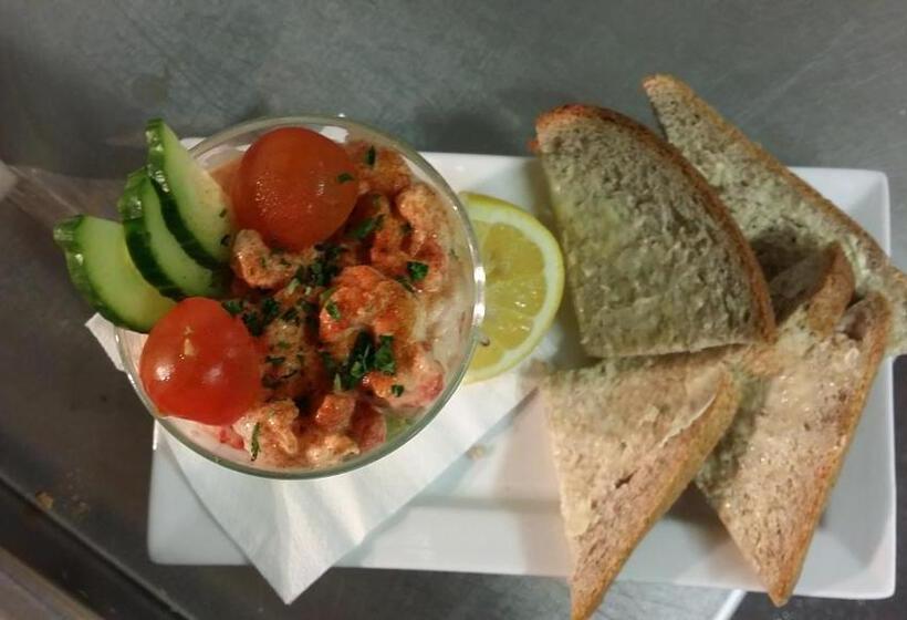 تختخواب و صبحانه Glamping At The Fox Inn Bramdean