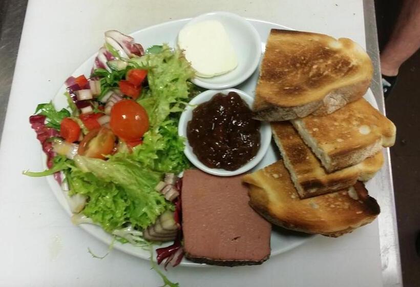 تختخواب و صبحانه Glamping At The Fox Inn Bramdean