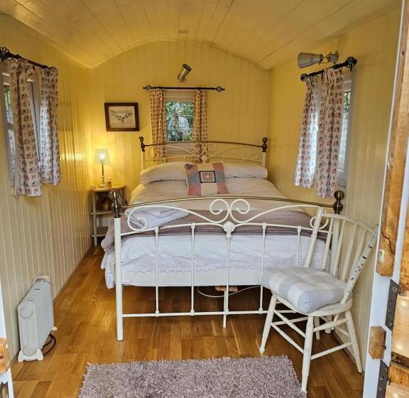 تختخواب و صبحانه Glamping At The Fox Inn Bramdean