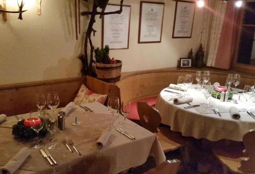 ホテル Garni   Restaurant Kaminstube