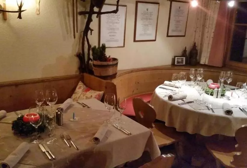 ホテル Garni   Restaurant Kaminstube