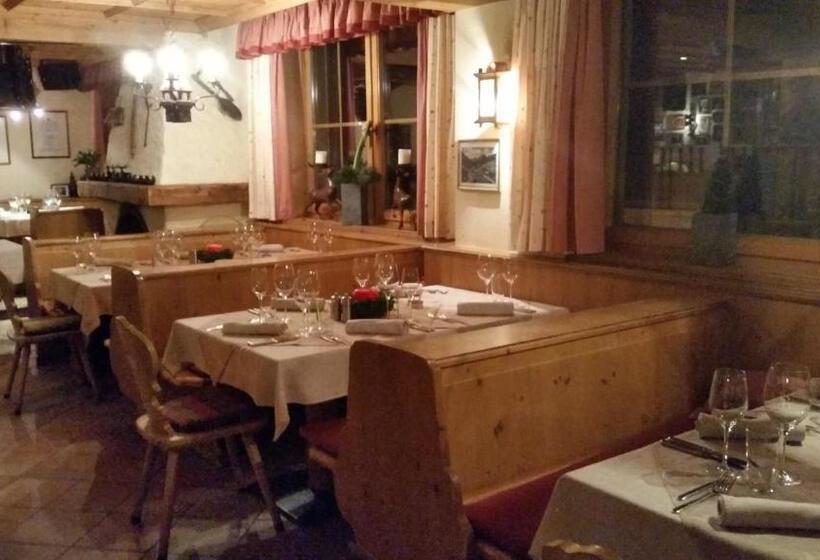 ホテル Garni   Restaurant Kaminstube