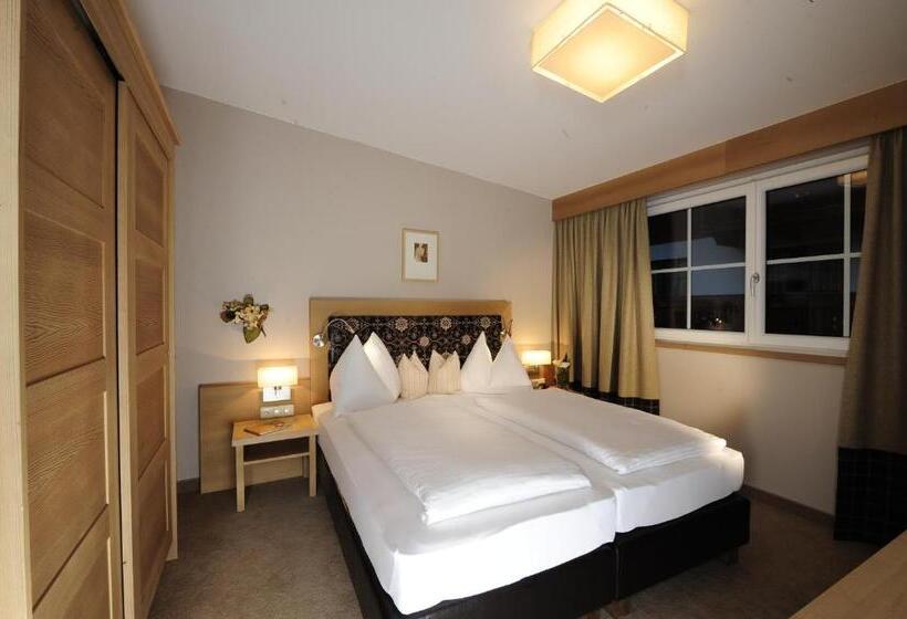 ホテル Garni   Restaurant Kaminstube