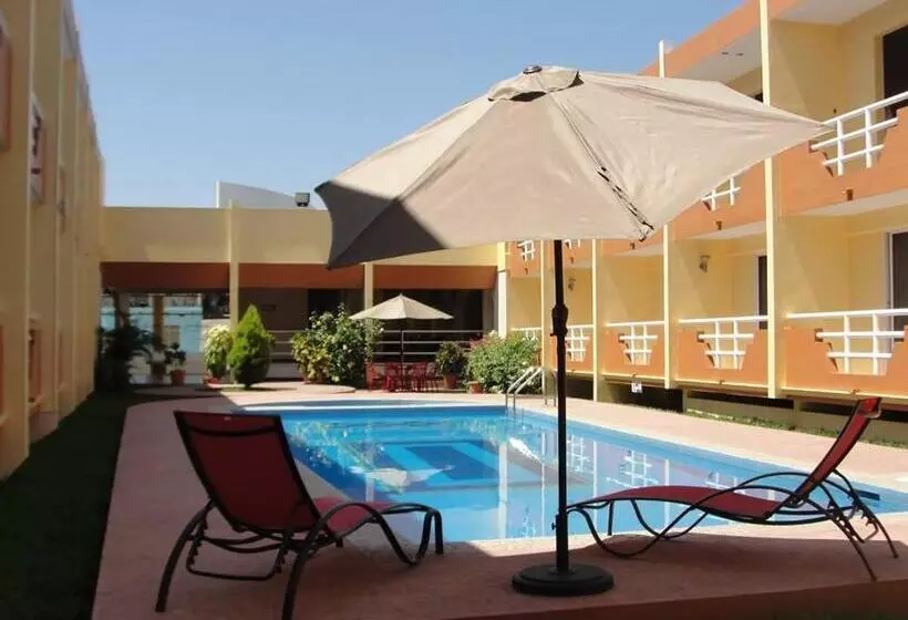 Hotelli La Media Luna Inn