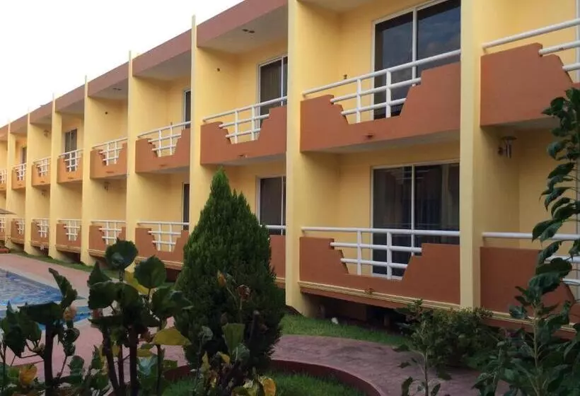 Hotelli La Media Luna Inn