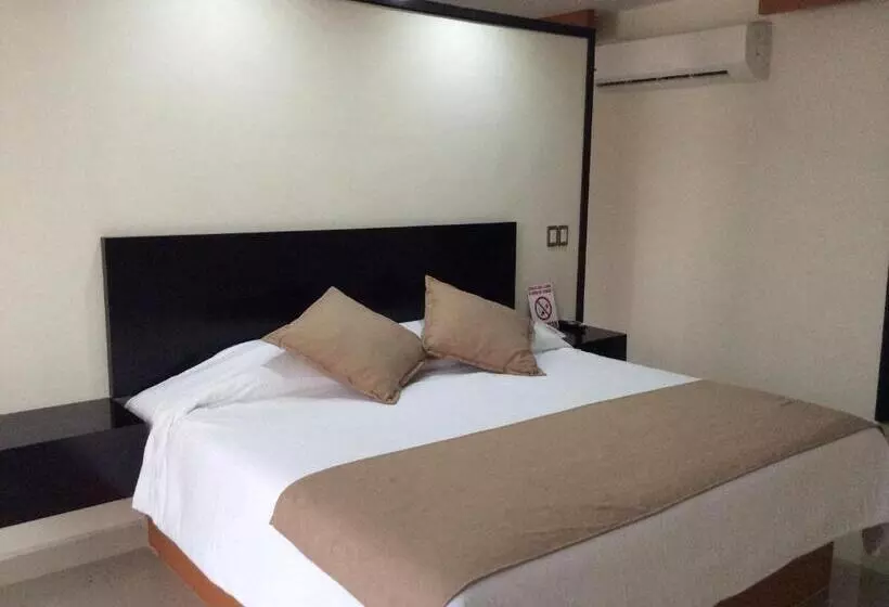 Hotelli La Media Luna Inn