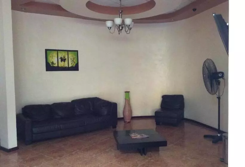 Hotelli La Media Luna Inn