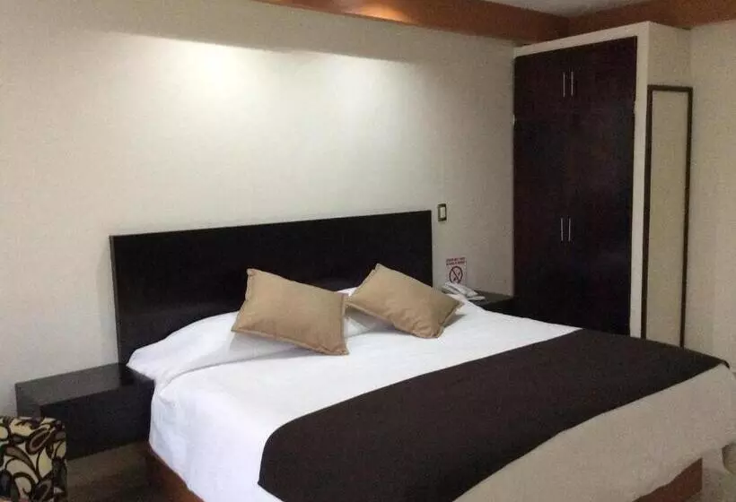 Hotelli La Media Luna Inn