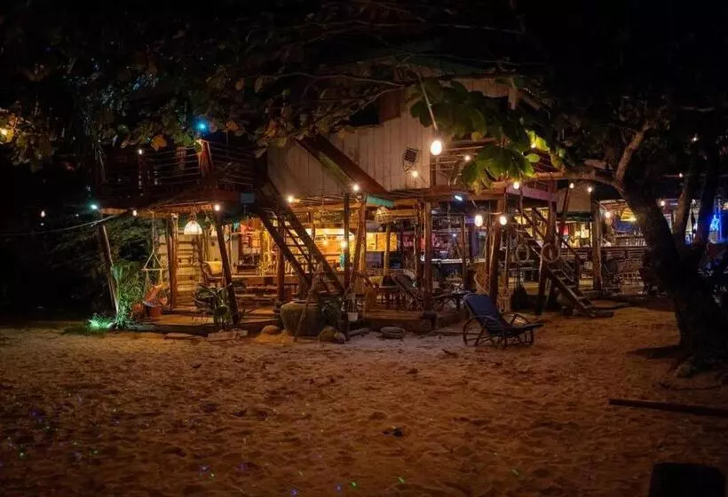 リゾートホテル Easy Tiger Garden Bungalows   By Beach House Cambodia