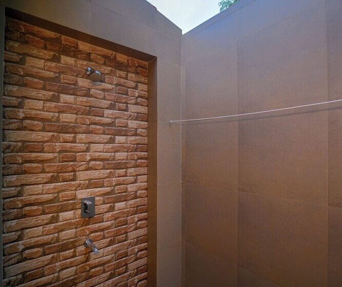 בית מלון כפרי Aranyak Resort Kanha