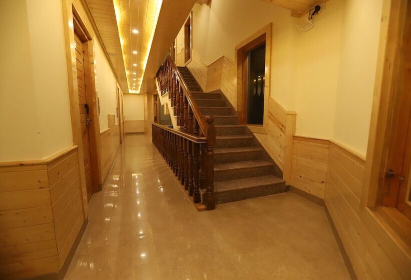 Отель Golden Wood Manali