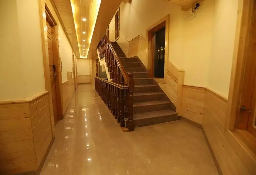 ホテル Golden Wood Manali