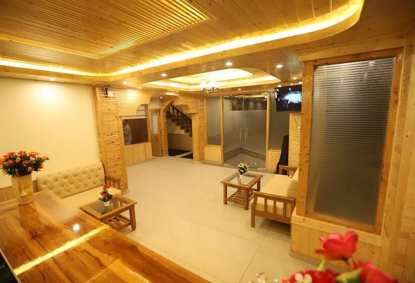 Отель Golden Wood Manali
