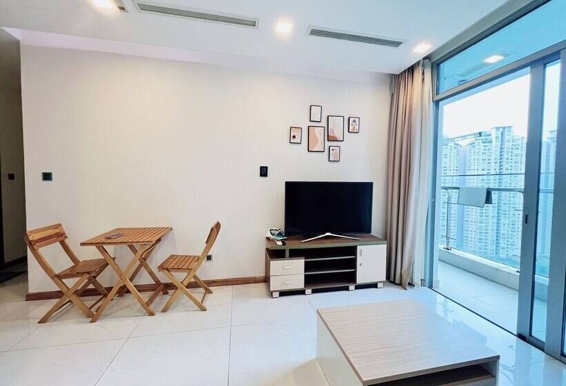 Luxury Landmark   Linh S Apartment