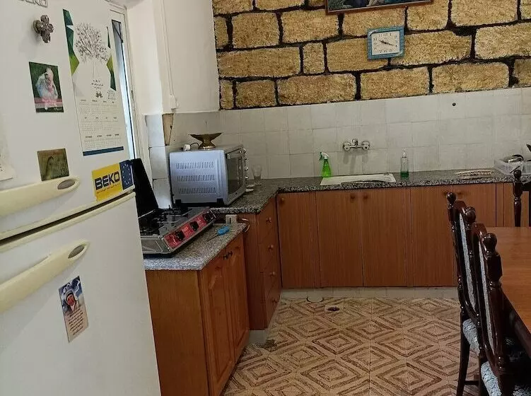 تختخواب و صبحانه Issa's House