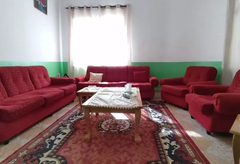 تختخواب و صبحانه Issa's House