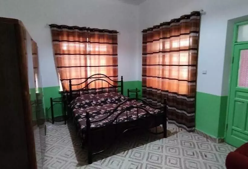 تختخواب و صبحانه Issa's House