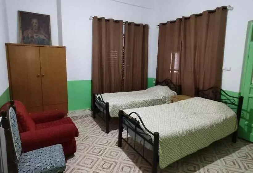 تختخواب و صبحانه Issa's House