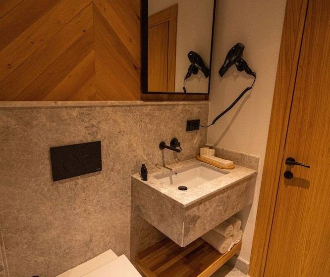 Hostel Leone Cunda Edition Otel