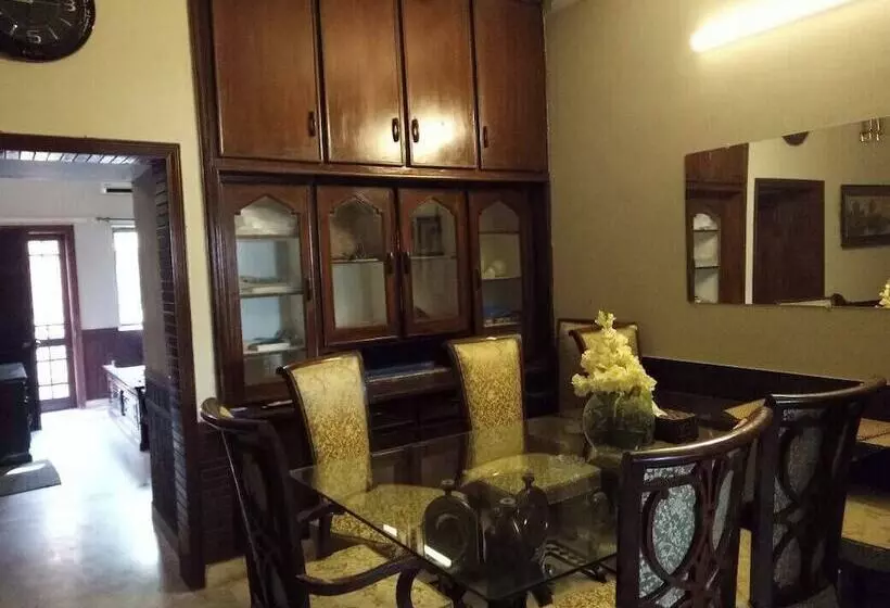 هتل Ashhubz Lodges