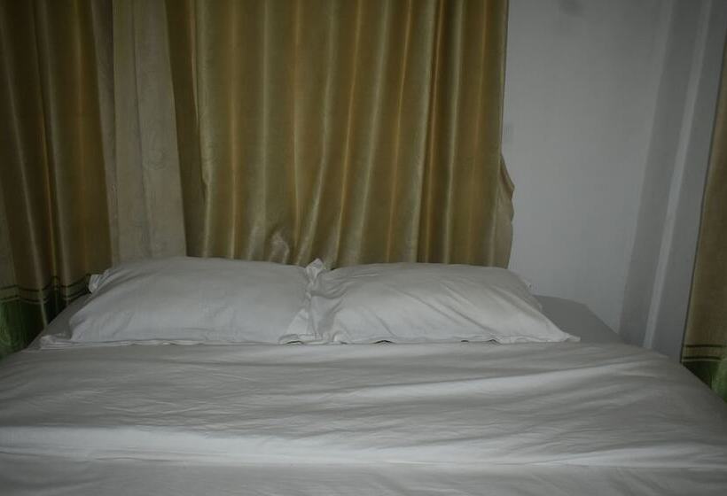 فندق Four G Homestay & Komodo Tour